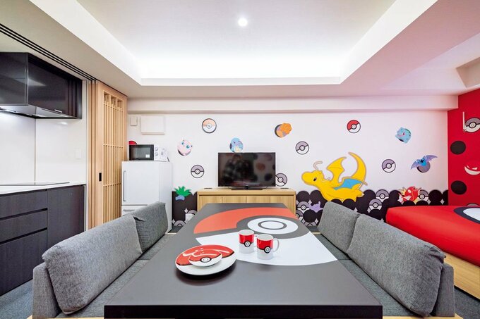 ダイニングテーブルとテレビ