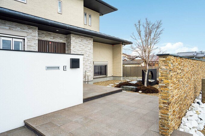 アプローチから坪庭を見たところ