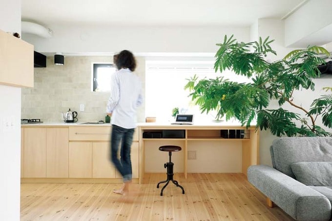 書斎コーナーも組み込まれたキッチンカウンター