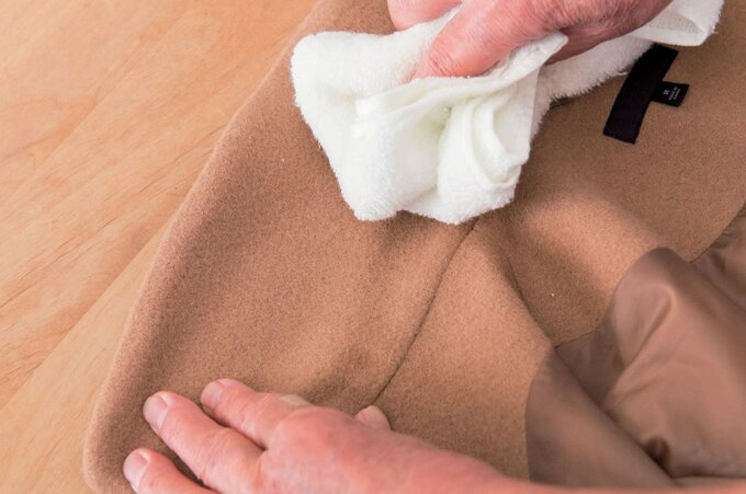 タオルでふき取る