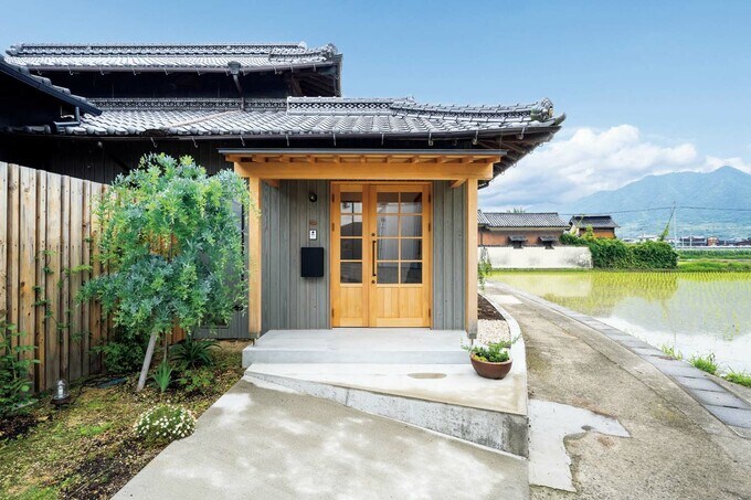 ポコンと突き出たような玄関