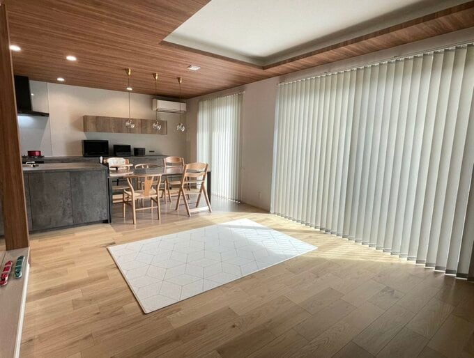 天井と床の木目がそろっている様子