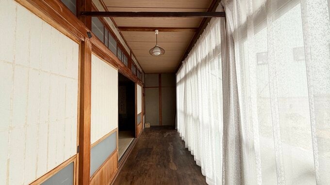 スッキリした一軒家の廊下