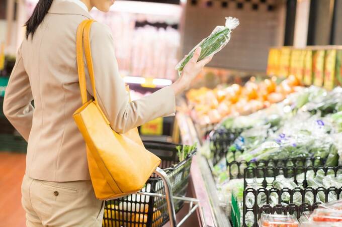 お野菜を持つ女性