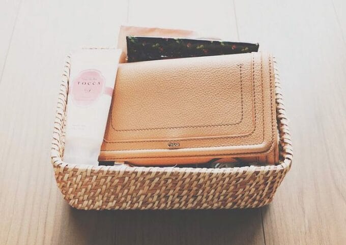 ラタンバスケットにお財布