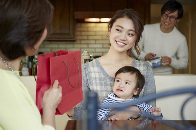 子どもを抱く女性