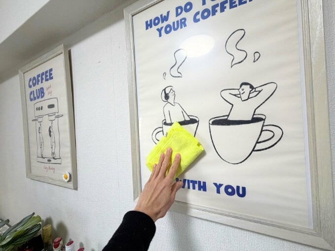 ポスターをふく