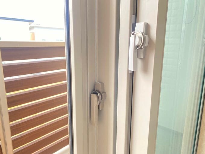 二重に設置した窓