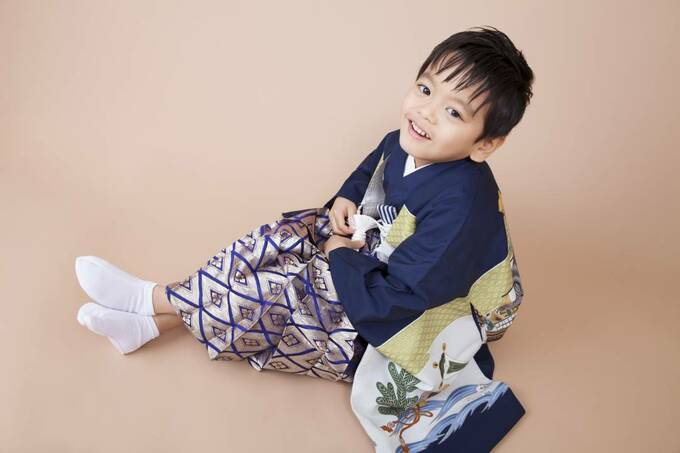 座る着物を着た男の子
