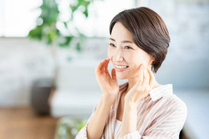 ほほに手を当てる