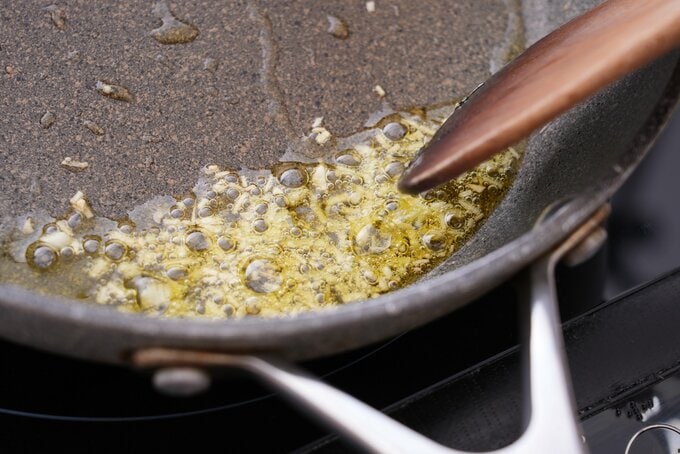 ニンニク炒める