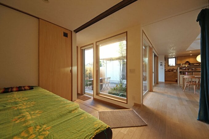 マッサージコーナーから見る玄関