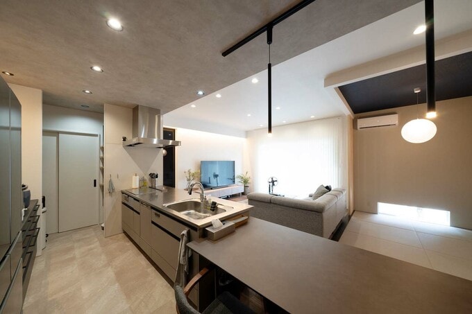 キッチンから玄関方向を見る