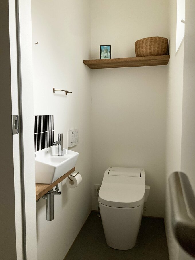 タンクレストイレと手洗い場