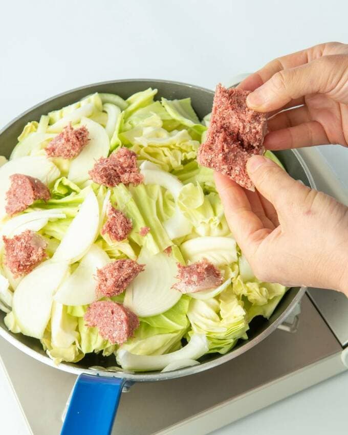 ザーサイやコンビーフなどのうま味が出る食材を組み合わせる