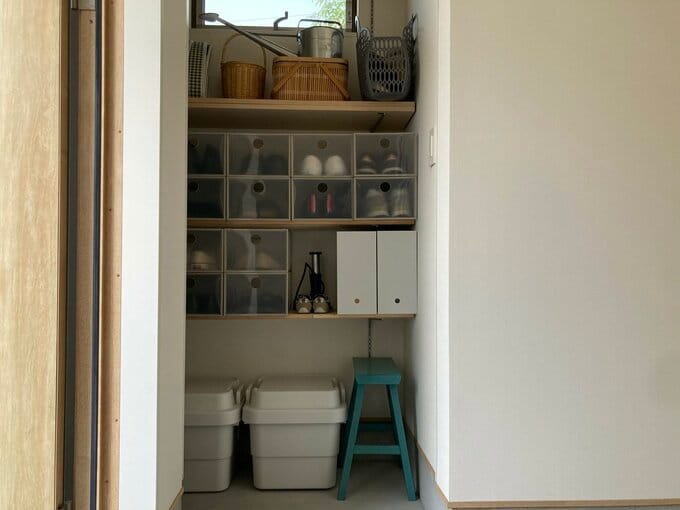 狭いながらも収納量たっぷりのシューズインクローゼット