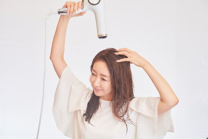 ドライヤーをする女性