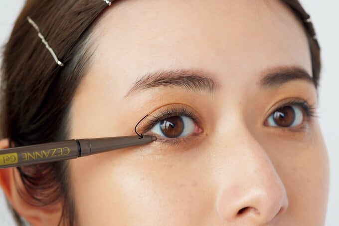 下まぶたにアイライナーでラインを引く