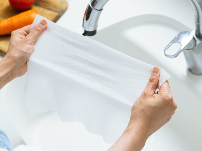 ペーパータオルを広げる