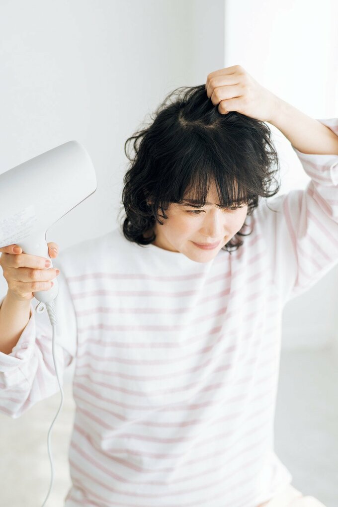 ふわっと根元を立ち上げてボリュームのなさをカバー