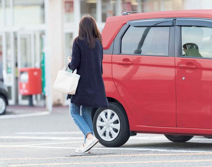 赤い車と女性