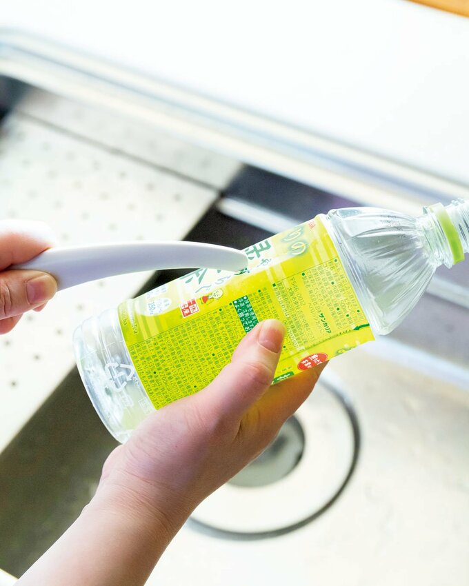 ペットボトルとキッチンカッター