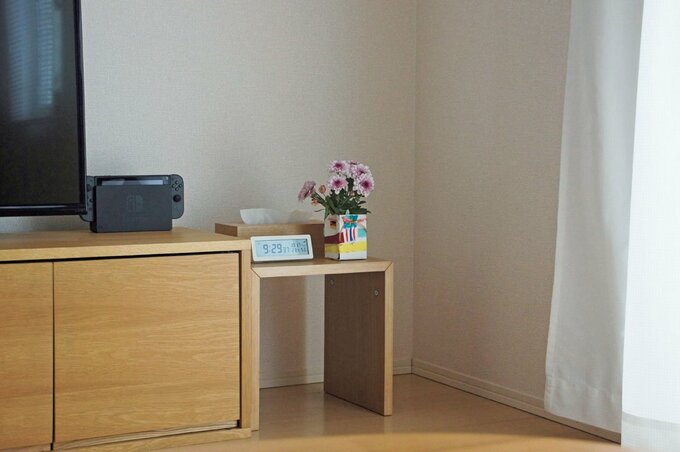 コの字家具の上にお花など