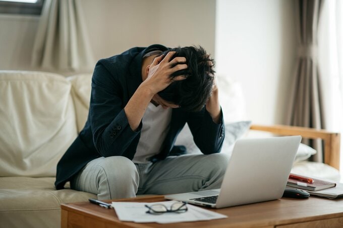 頭を抱える男性