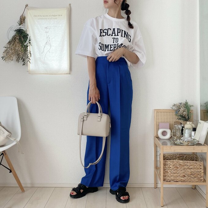 ロゴTとカラーパンツでアクティブに