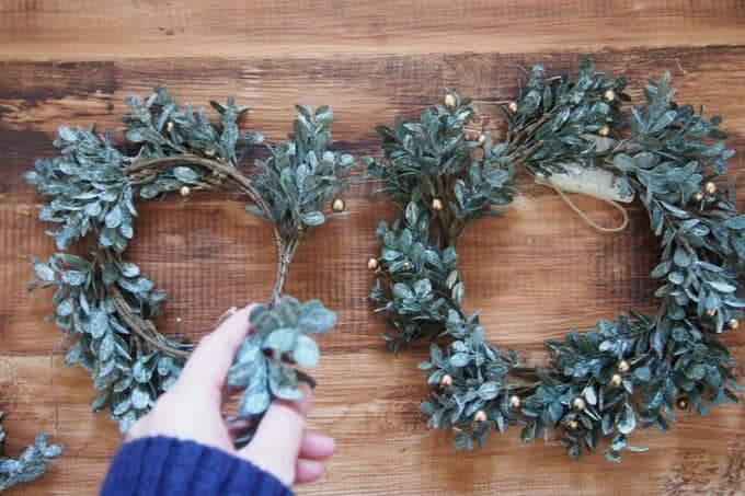 リース2つを触る様子