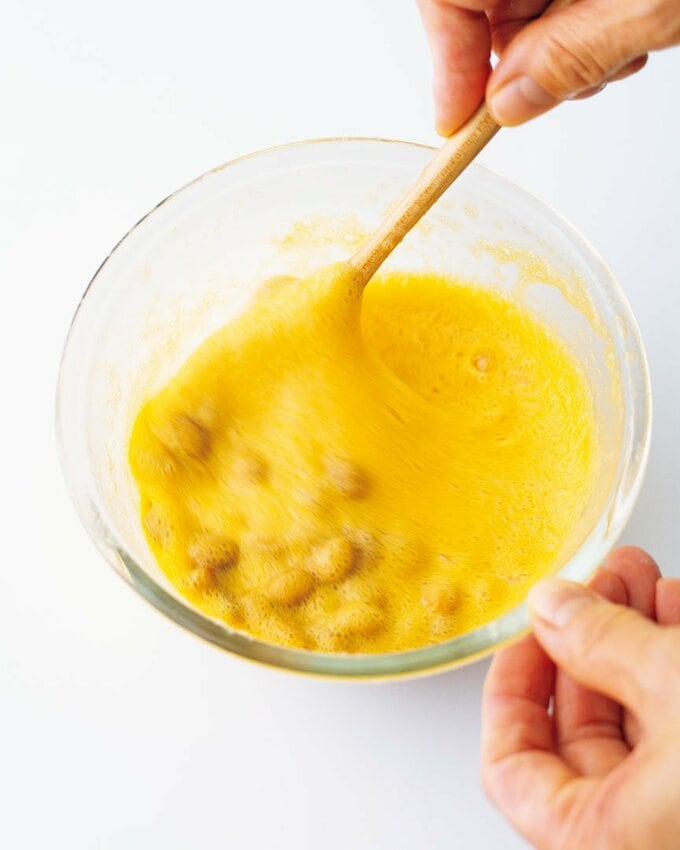 納豆を混ぜる様子