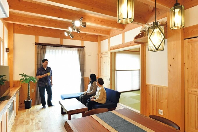 ローテーブルはダイニングテーブルと同じ木を使用