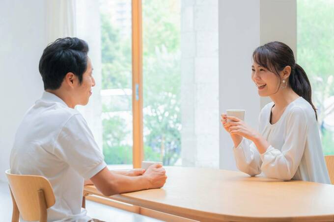 テーブル向かい合う男女