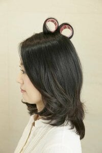 つむじの前後にカーラーを巻く