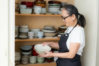 71歳、料理家の「シンプルな台所」。大きい器は整理し、白くて軽いものに