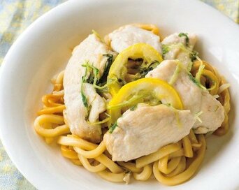 レンチンで簡単にできる「鶏塩レモンうどん」。鶏むね肉がしっとりジューシーに