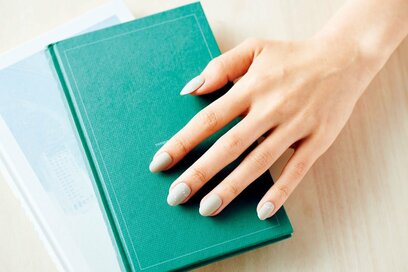 職場もOKなシンプルネイル！不器用さんでも簡単に仕上がる方法