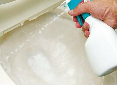 便器の黒ずみはこすらなくてOK。黄ばみとにおいもすっきり、トイレの大掃除