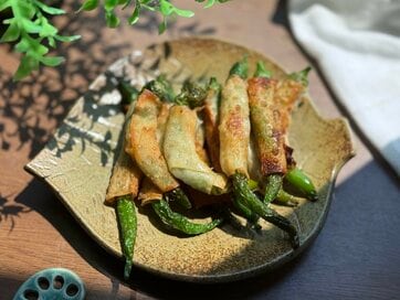 シューマイの皮でつくる「シシトウのパリパリ巻き」レシピ。チーズも入って大満足