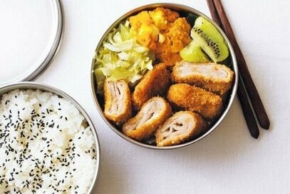 薄切り肉を使った「ミルフィーユトンカツ」。ボリューム満点のごちそう弁当
