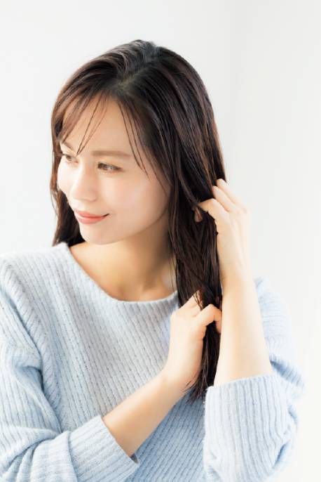 濡れた髪にオイルを使っている様子