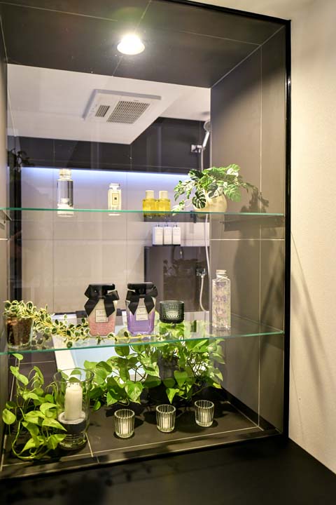 バスキャンドルやグリーンを飾るガラス棚