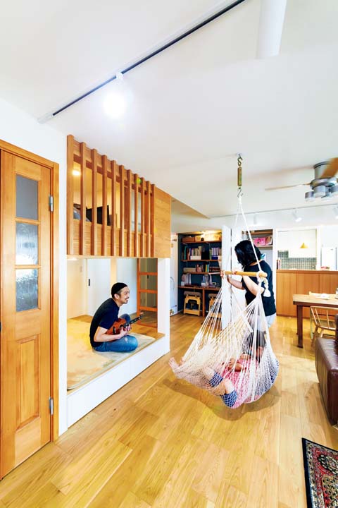 LDKでくつろぐ家族