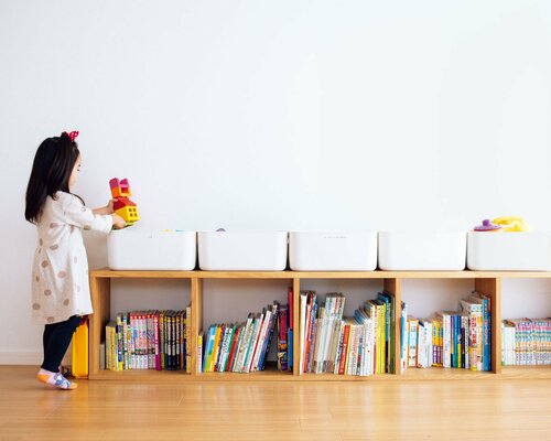 収納棚と子供