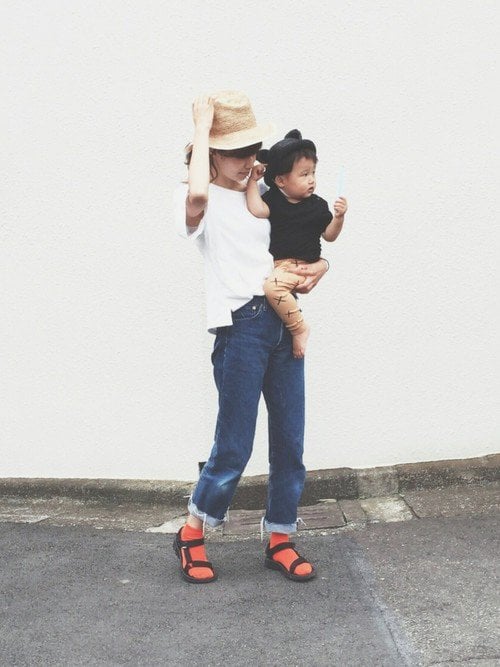 デニム×白Tの夏の王道コーデの差し色に、真っ赤なソックス!