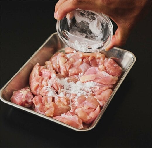 鶏肉に片栗粉をまぶす