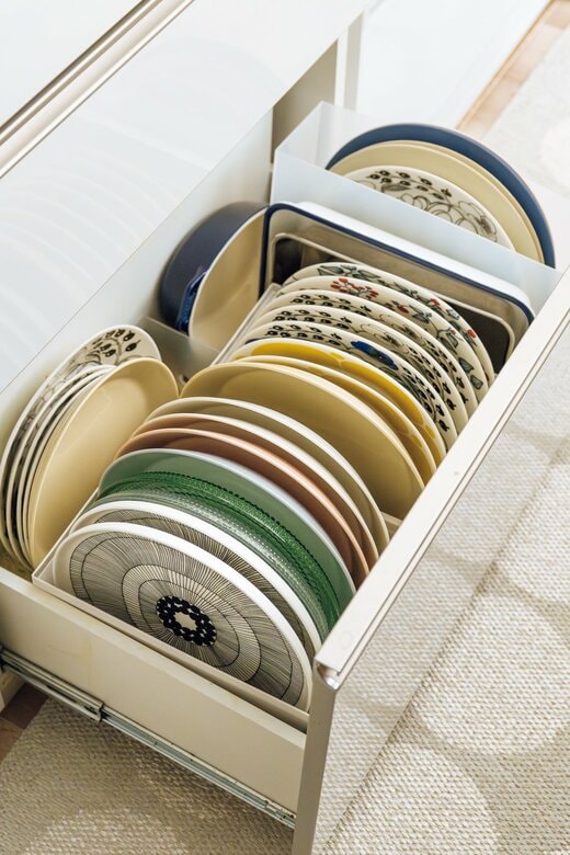 食器棚に立てて並べられたお皿