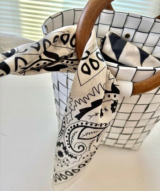 スカーフを巻く途中1