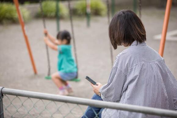親子で公園で遊ぶ様子