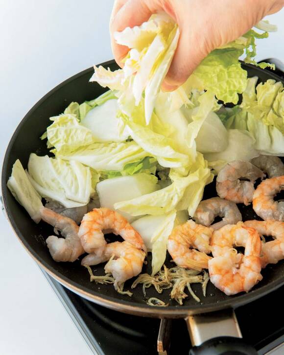 フライパンでエビと白菜を炒める